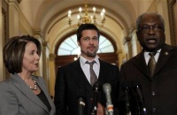 Pelosi, Brad Pitt y James Clayburn